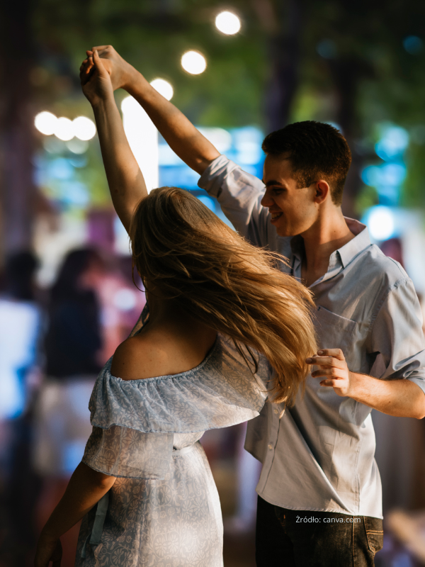 Tańcząca para na imprezie