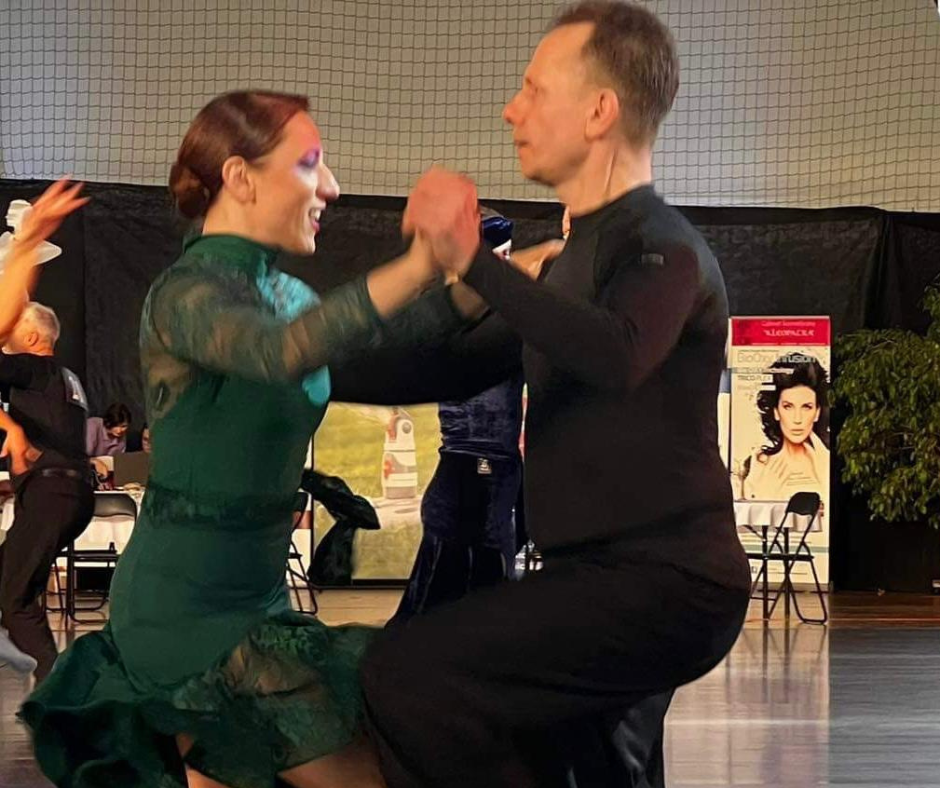 Para tańcząca na turnieju styl Latino