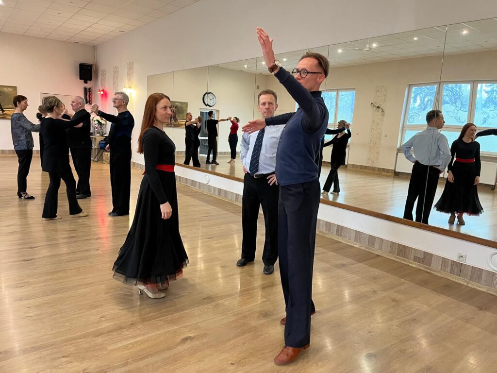 sala do treningu tańca trener pokazuje pozę tancerzom