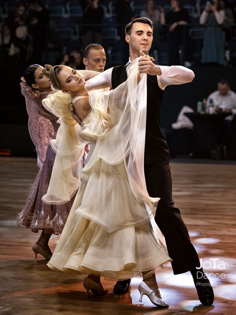 para taneczna na turnieju w pozie otwartej