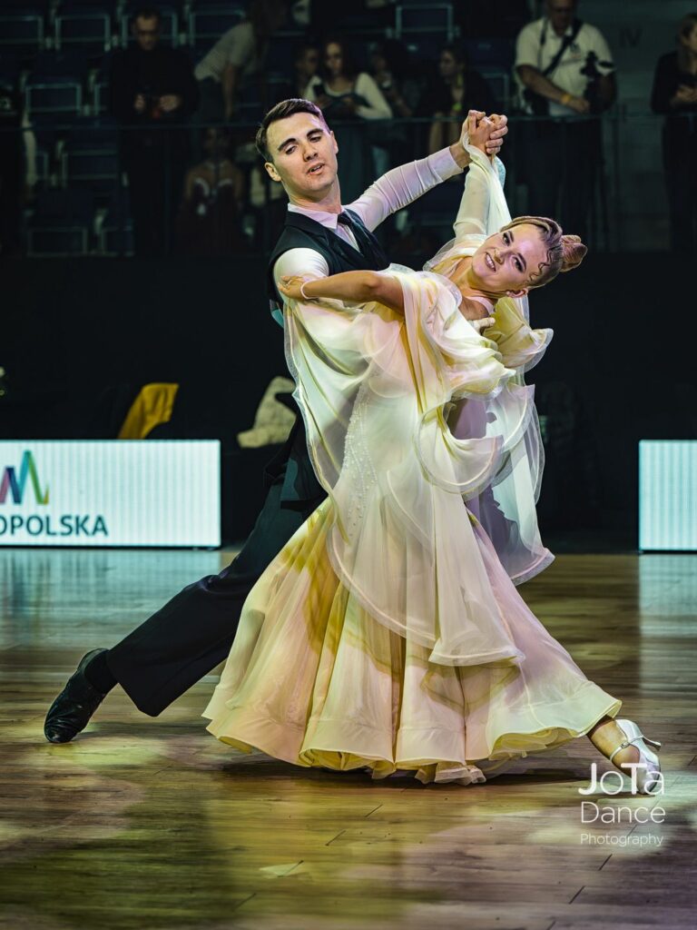 Para taneczna w pozie na turnieju tańca