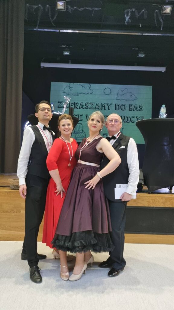 dwie pary taneczne na sali pozujące do zdjęcia