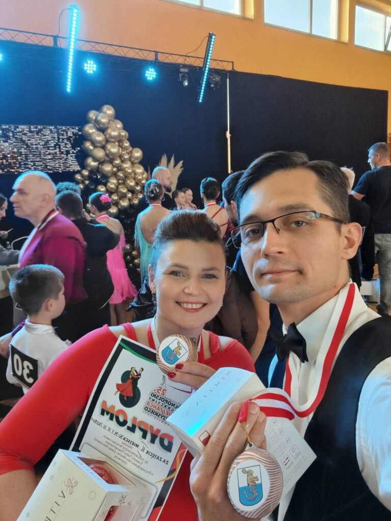 para taneczna prezentująca dyplom i brązowy medal